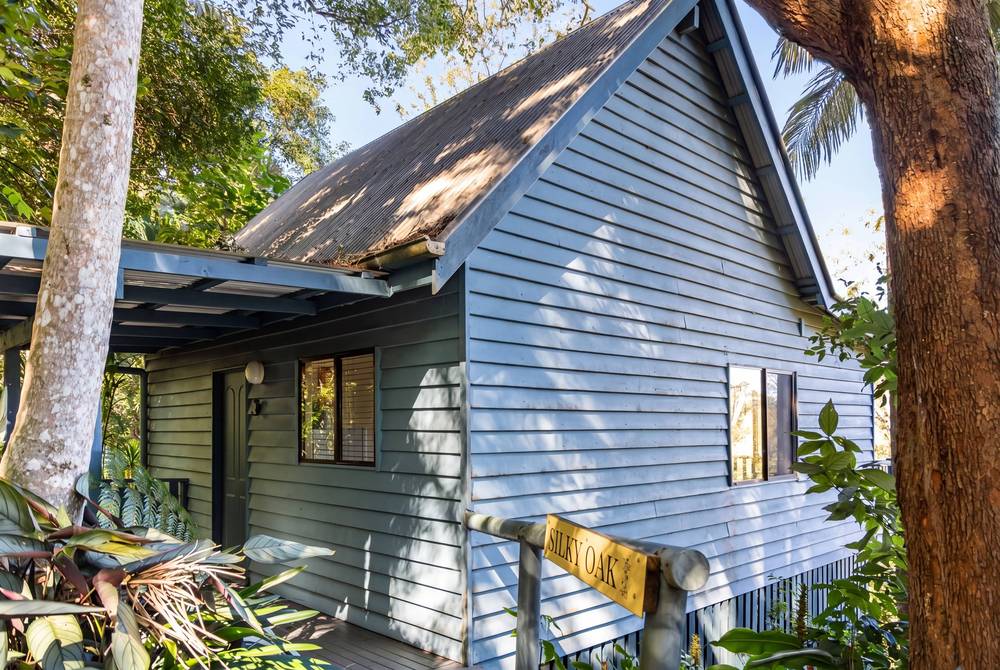 Silky Oak studio cabin, set lakeside
